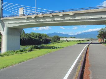 芝生の広場