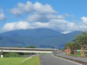 中鶴橋から市房山を望む