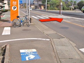 湯前郵便局の前の横断歩道を渡る