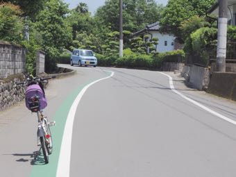 静かな住宅街の中を進む