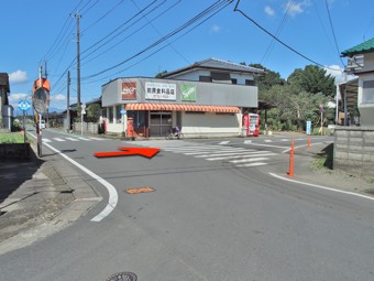 前原食料品店を右に折れる