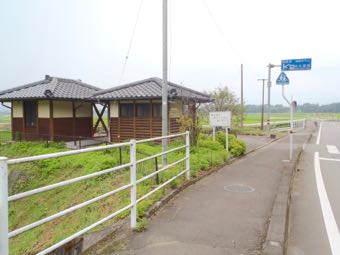 ふたつの棟が建つ公衆トイレ