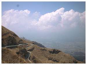 山頂にかかる雷雲