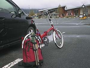 駐車場に自転車を降ろす