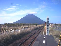 向こうに開聞岳