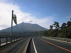 桜島をかすめ、帰路につく