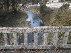 一條神社へと渡る橋