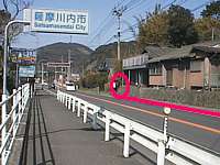 歩道の右側に標柱と看板がある