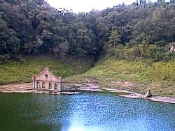 水に沈む遺構